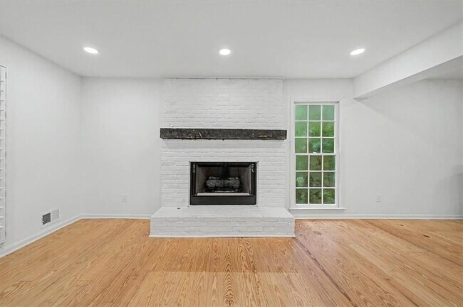 Building Photo - 3868 Emerson St