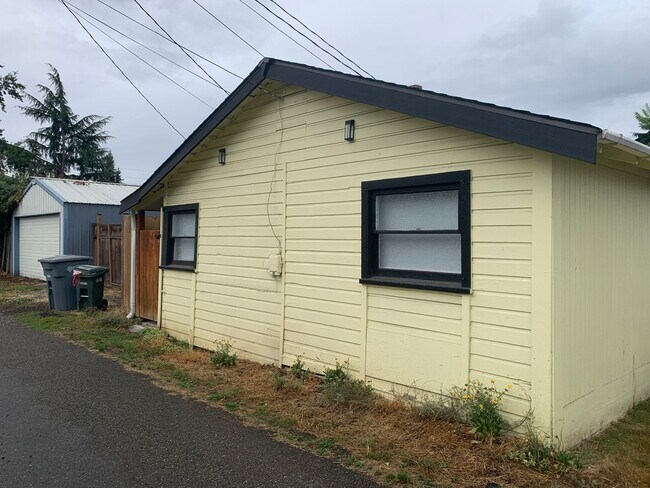 Building Photo - 515 1/2 2nd Street SE