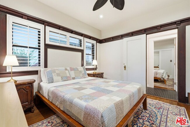 Building Photo - 1458 W 48th St