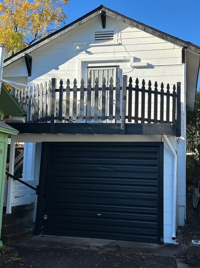 Building Photo - Chestnut-1918/1920