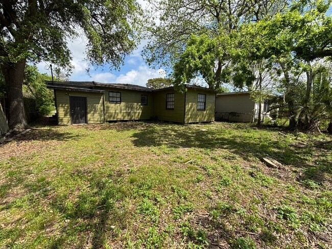 Building Photo - Lovely 4 Bedroom 1 Bath Home!