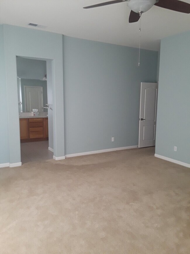 Building Photo - Large home with mountain views near the University of Nevada