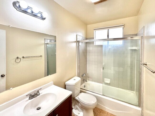 Building Photo - Downstairs, One Bedroom Apartment located ...