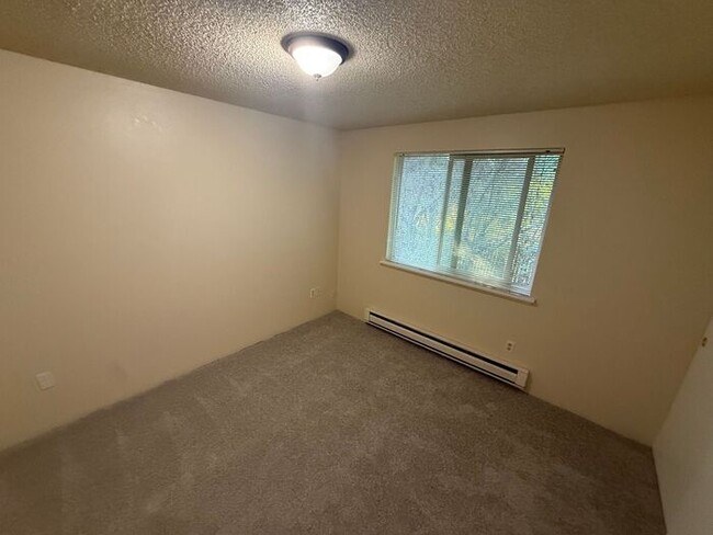 Building Photo - Very nice 2 bedroom 1 bath 4-plex unit in ...
