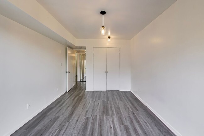 Building Photo - Large Foggy Bottom Beauty - 1+Den + 1 FB