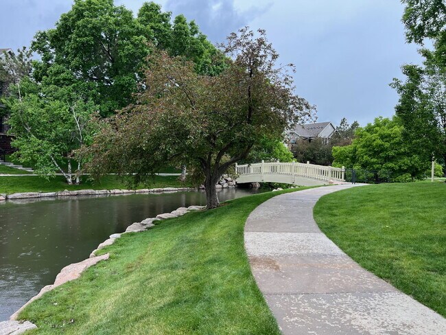 Building Photo - "Spacious 3-Bed, 3-Bath Townhouse with Gra...