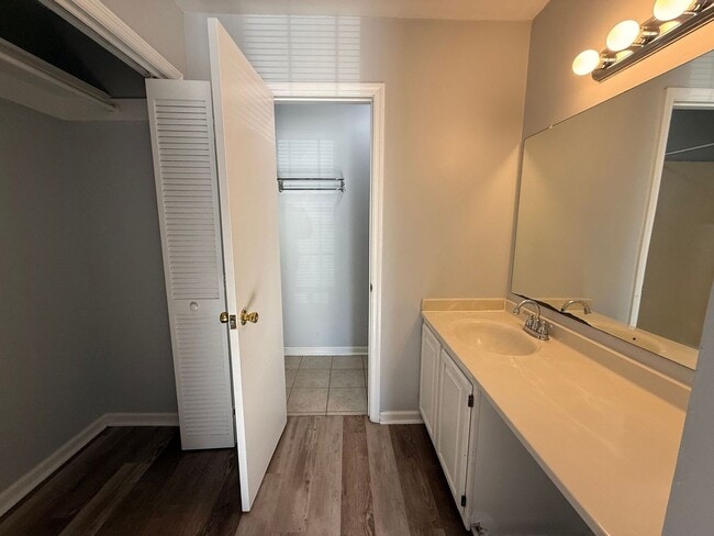 Building Photo - 2 bedroom 2 bath duplex