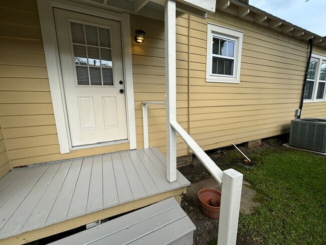 Building Photo - 3044 Wilshire Dr