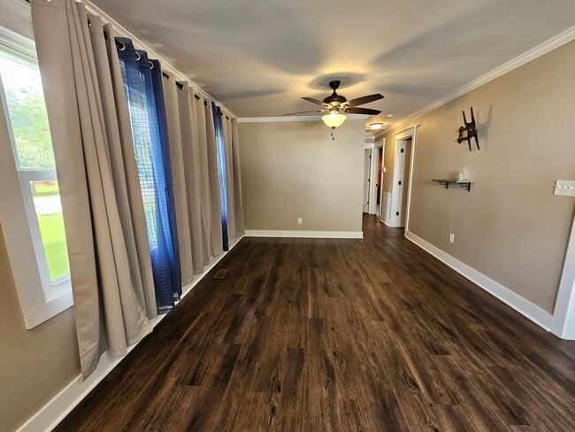 Building Photo - Well Maintained 3 Bedroom Home In The City