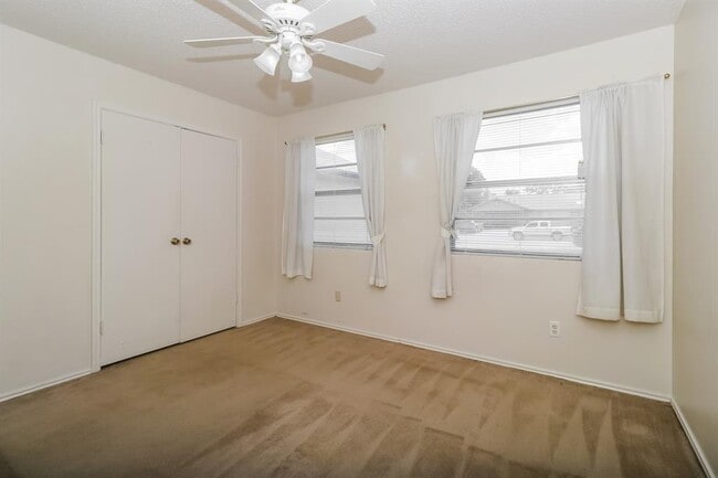 Building Photo - 1002 Country Aire Dr