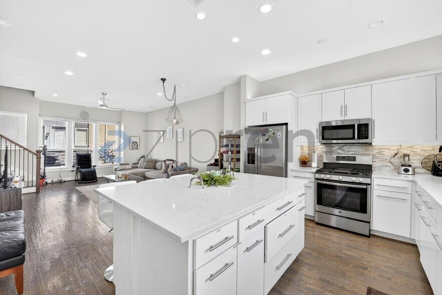 Building Photo - 4906 Live Oak St