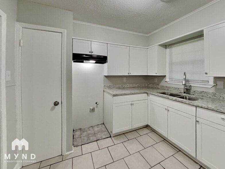 Building Photo - 4185 Yale Rd