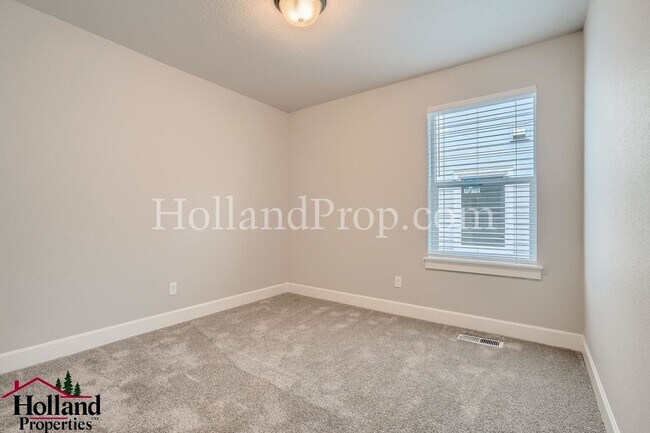 Building Photo - Luxurious South Hillsboro Home with a Fenced Backyard!