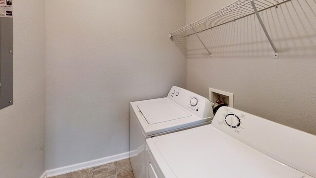 Building Photo - Beautiful and spacious two bedroom two bat...