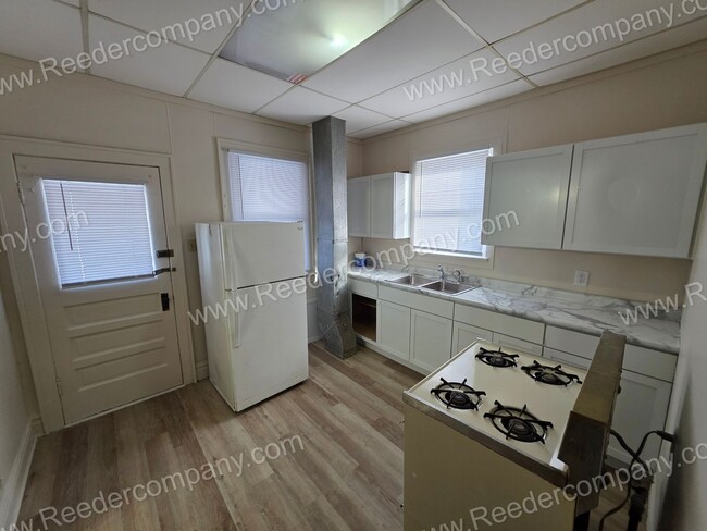 Building Photo - 441 Highland St