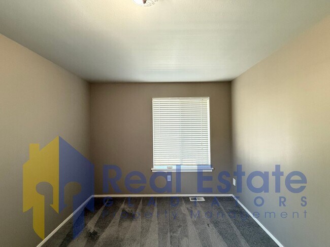 Building Photo - 15817 Lakeview Ave SE