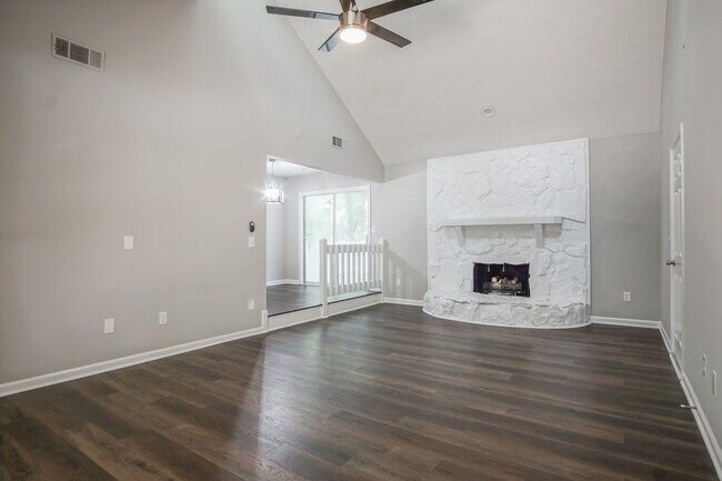 Building Photo - 3137 Glen Hollow Dr