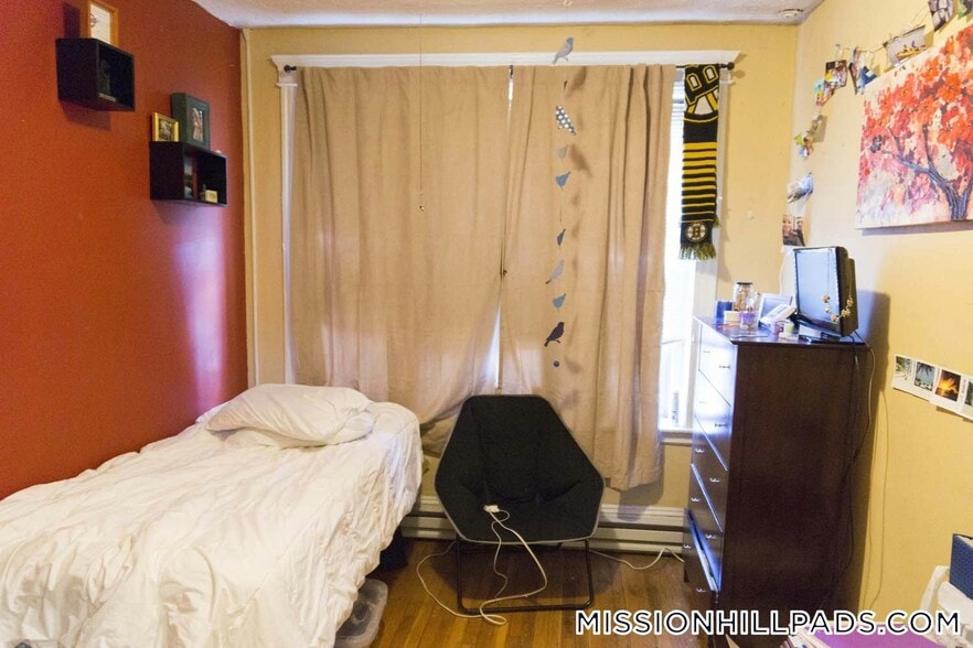 Building Photo - 883 Huntington Ave