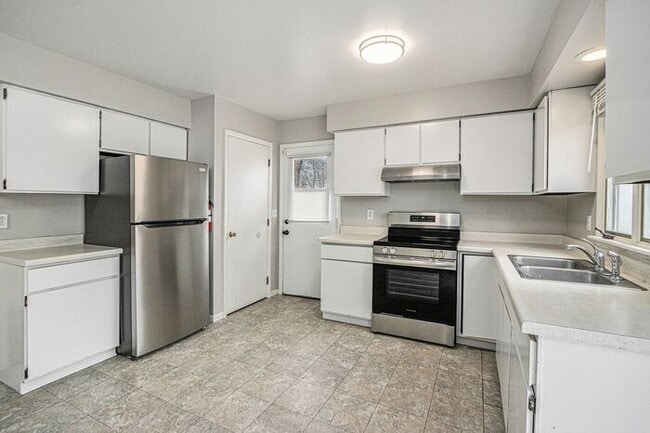 Building Photo - $1250 /2-bedr/1.5 bath town house duplex; tenant pays only electric (Kalamazoo)