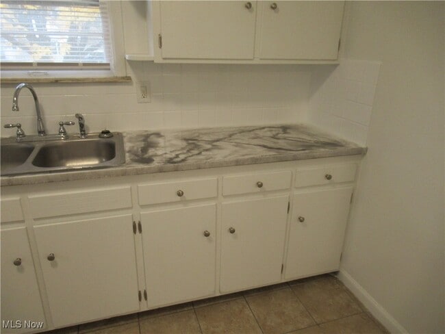 Building Photo - 285 Marion Dr