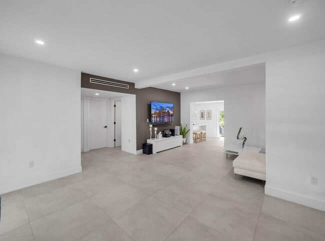 Building Photo - 520 NE 135th St