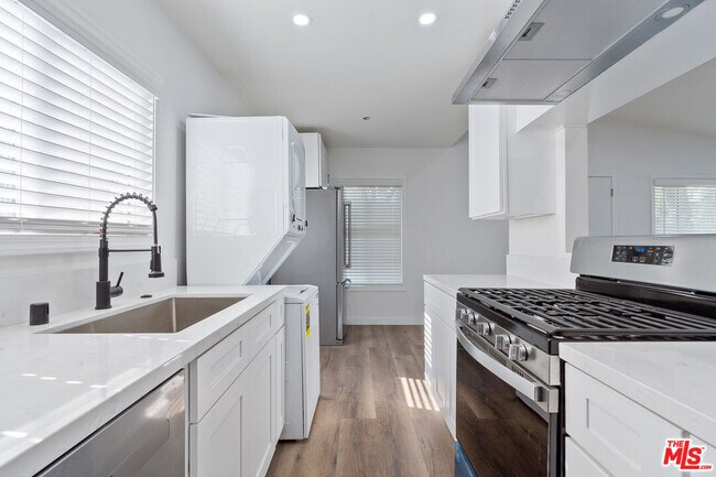 Building Photo - 10806 Doty Ave