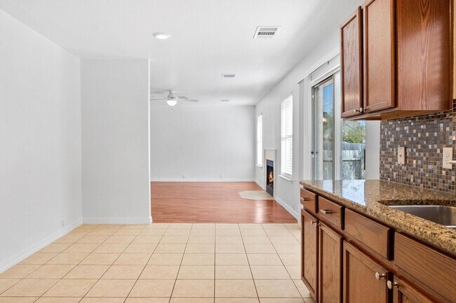 Building Photo - 905 Rocking Spur Cove