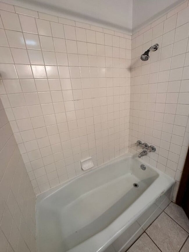 Building Photo - 2 bed, 1 and 1/2 baths with a 1 car garage and new countertops! cute duplex for rent near SW 89th...