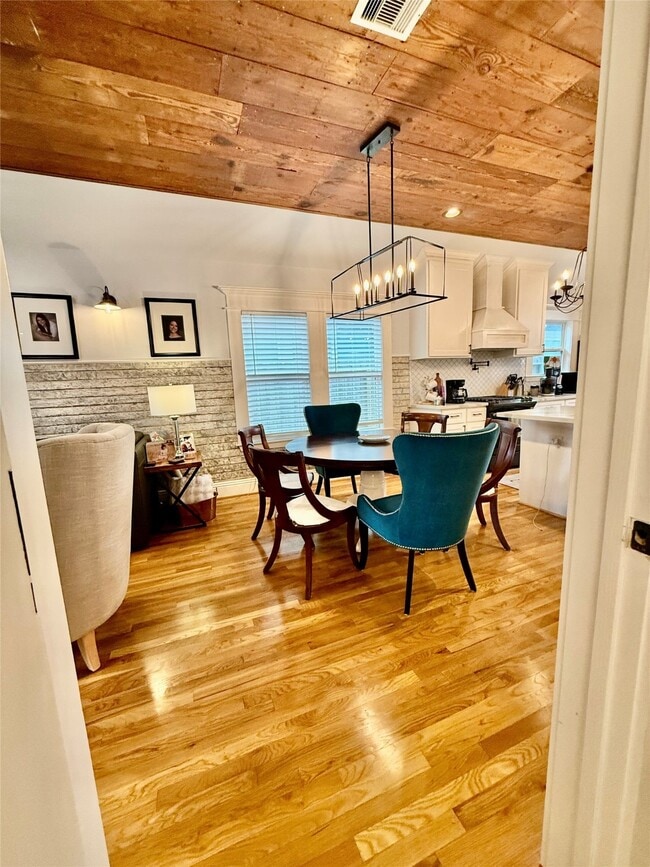 Building Photo - 1406 Edwards St