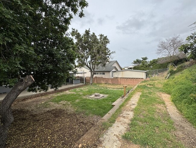 Building Photo - 4 Bedroom / 2 Bathroom home for rent