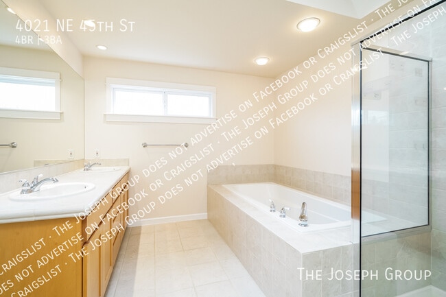 Building Photo - 4021 NE 45th St