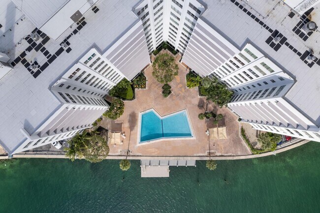 Building Photo - 9102 W Bay Harbor Dr