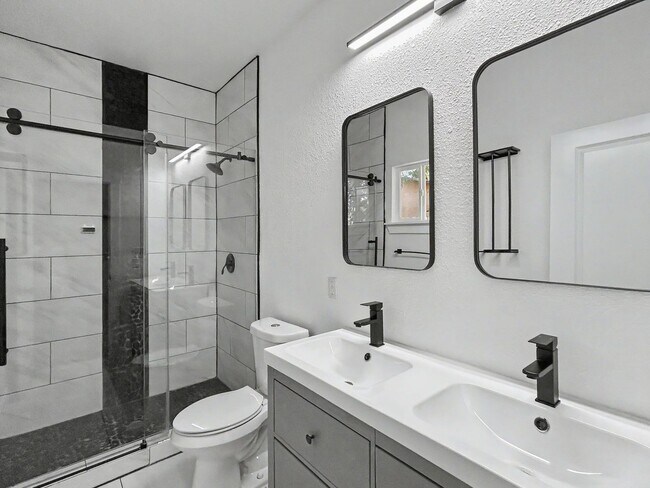 Building Photo - Modern 3-Bedroom Home Near Downtown