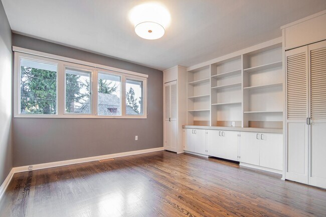 Building Photo - Portland Heights Home w/High-End Finishes! Double Range Viking Stove, Granite, Wood Floors, Sun R...