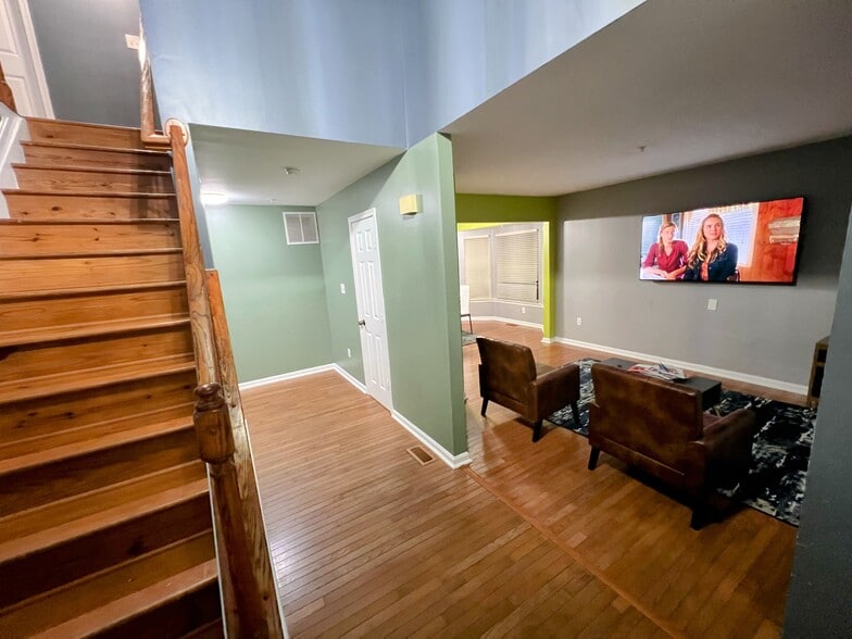 Building Photo - 6301 Grenfell Ct