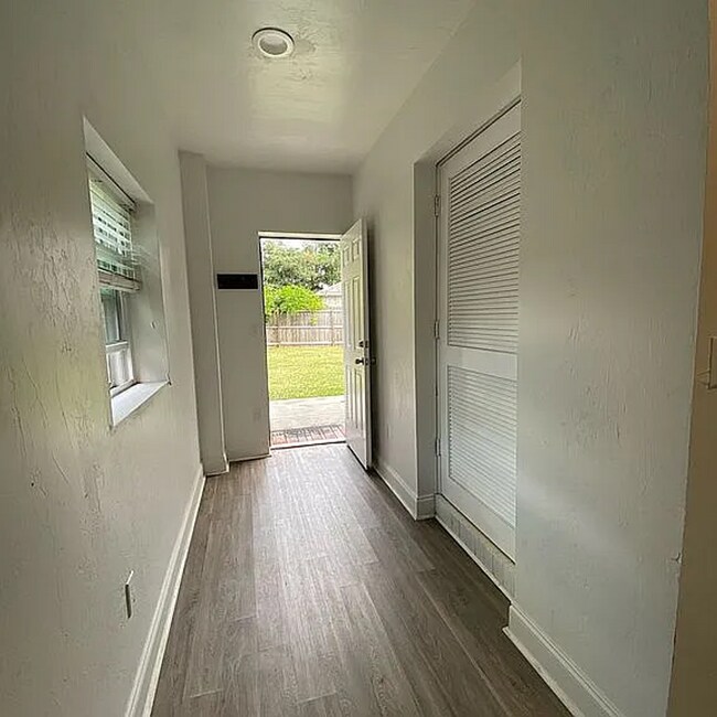 Building Photo - Modern Comfort Meets Classic Charm – Spacious Alachua Rental