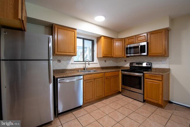 Building Photo - 907 Meadow Woods Ln