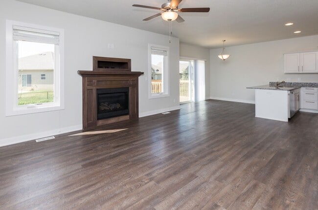 Building Photo - Beautiful, single-family home in Altoona! ...