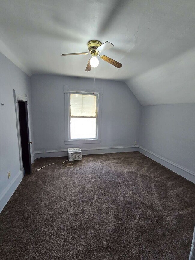 Building Photo - Charming 3-Bedroom Home Near Downtown – Av...