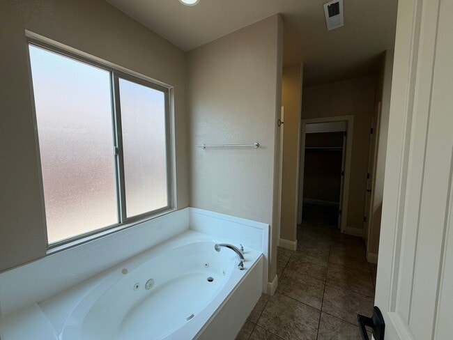 Building Photo - SPACIOUS TOWNHOME FOR RENT!
