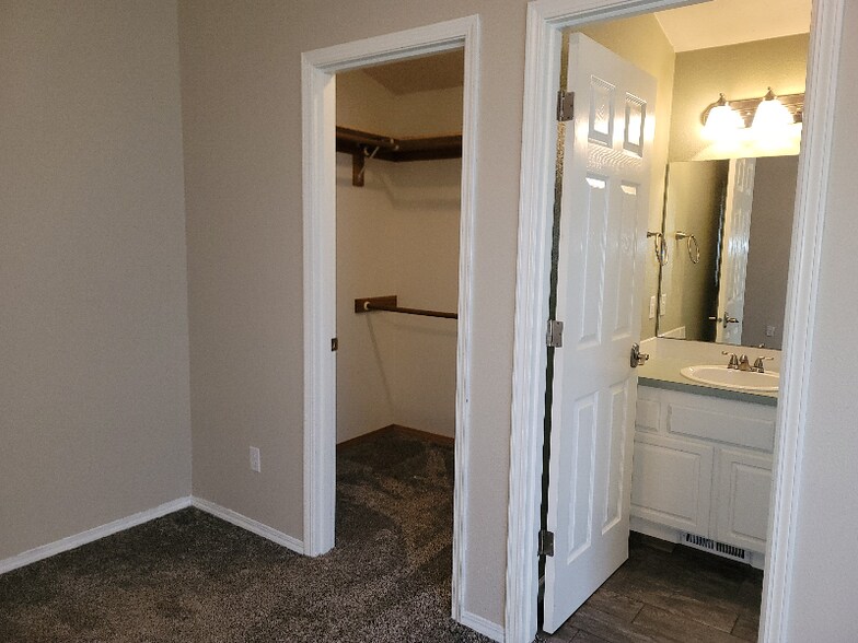 Building Photo - 5617 SW Windflower Dr