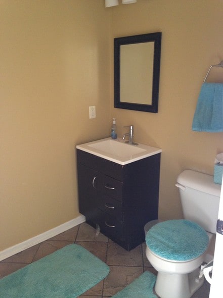 Half bath - 320 Jennifer Ln