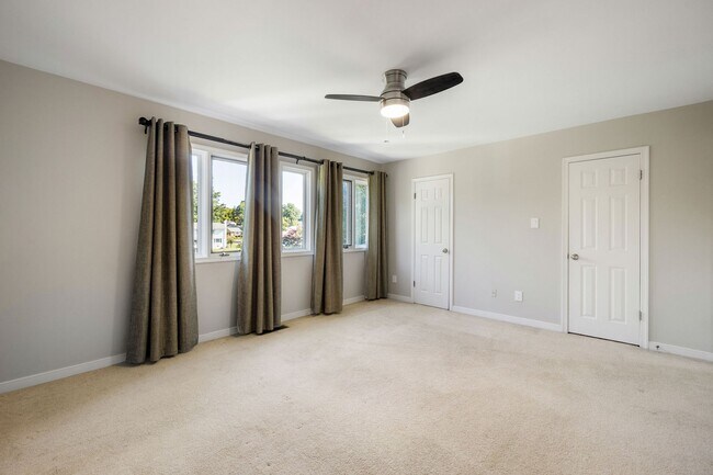 Building Photo - 9154 Lakeland Dr