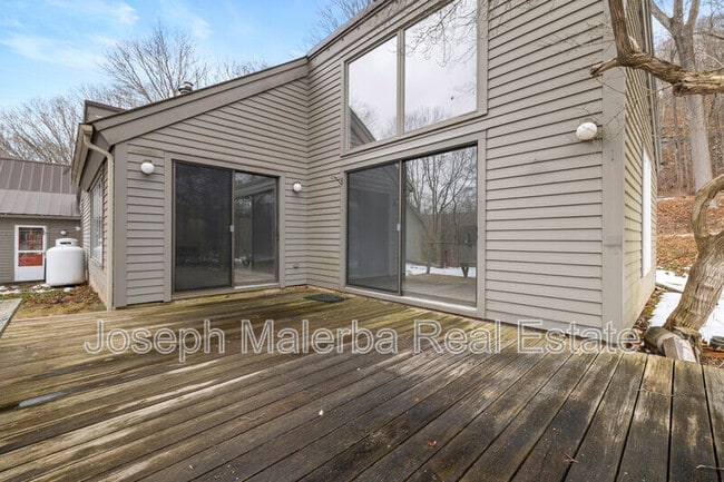 Building Photo - 8 Honey Hill Ln