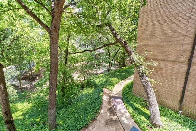 Building Photo - 3718 Bridle Path