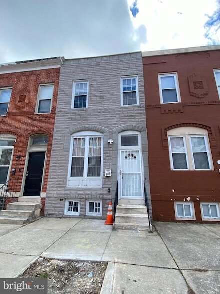 Primary Photo - 325 E 21st St