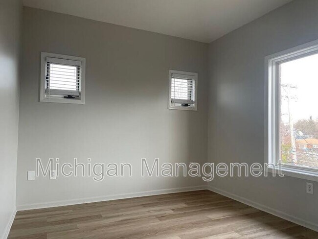 Building Photo - 2735 E Maple Rd