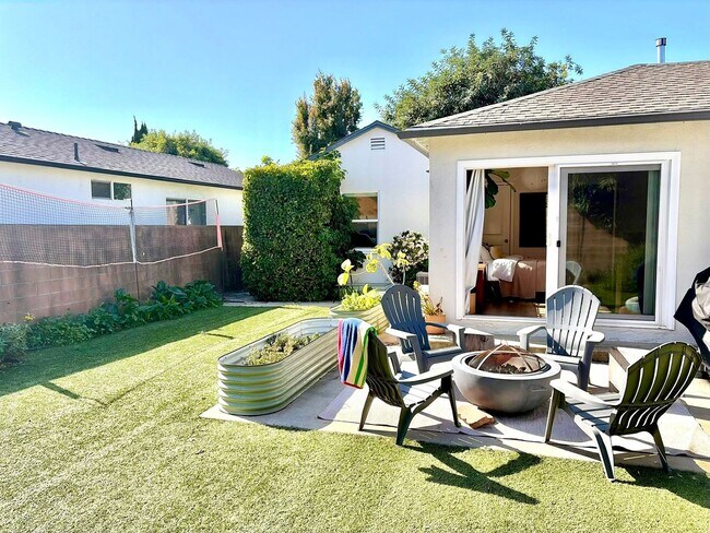 Building Photo - Quiet and Charming West LA Home!