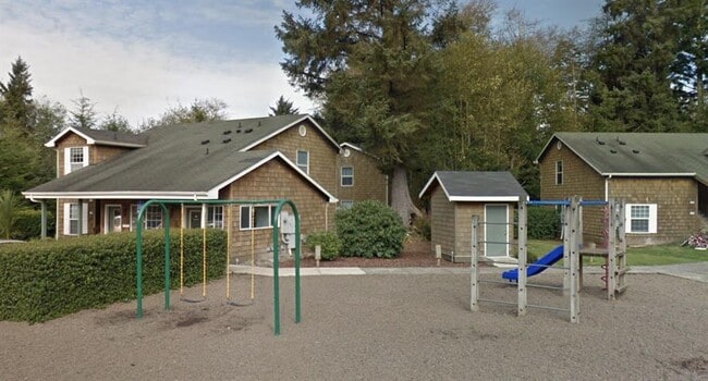 Building Photo - 1121 Spruce Ct