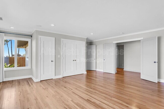 Building Photo - 5940 La Jolla Mesa Dr